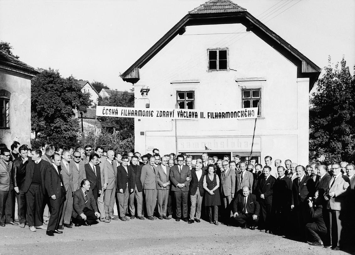 Fotografie z roku 1970, pořízena v Lojovicích u příležitosti oslavy 50. narozenin Václava Neumanna.