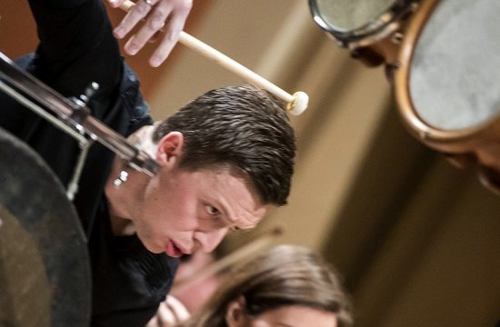 Martin Grubinger s Peterem Eötvösem a Českou filharmonií v roce 2016