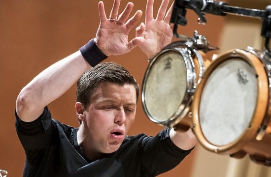 Martin Grubinger s Peterem Eötvösem a Českou filharmonií v roce 2016