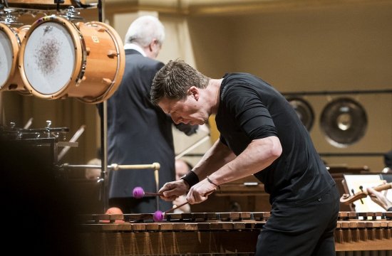 Martin Grubinger s Peterem Eötvösem a Českou filharmonií v roce 2016