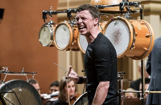 Martin Grubinger s Peterem Eötvösem a Českou filharmonií v roce 2016