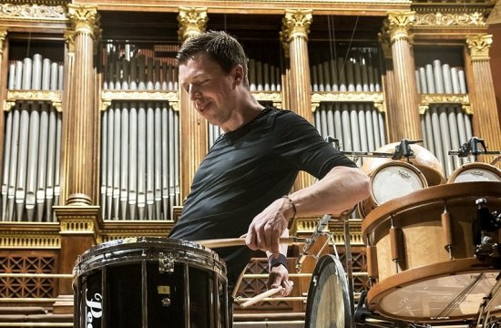 Martin Grubinger s Peterem Eötvösem a Českou filharmonií v roce 2016