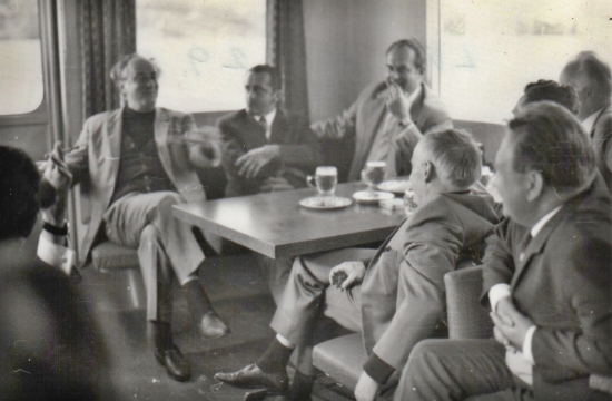 Rafael Kubelík talking to the orchestra players