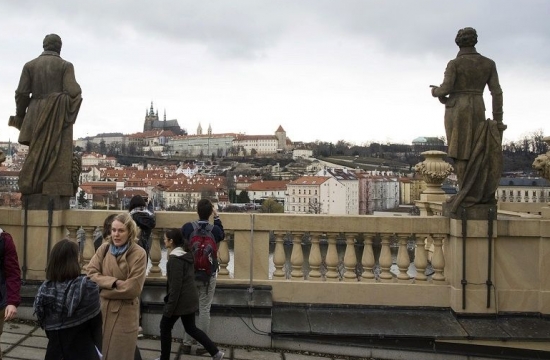 Ze střechy na Prahu shlíží kamenní skladatelé